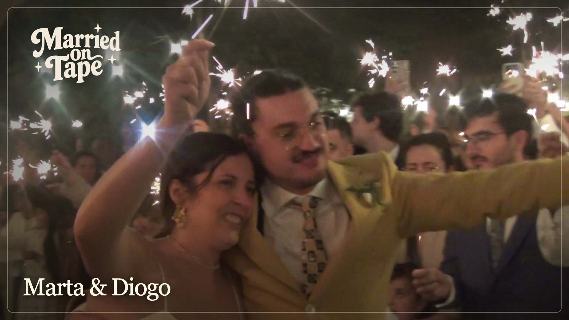 Marta und Diogo feiern mit ihren Hochzeitsgästen und Wunderkerzen