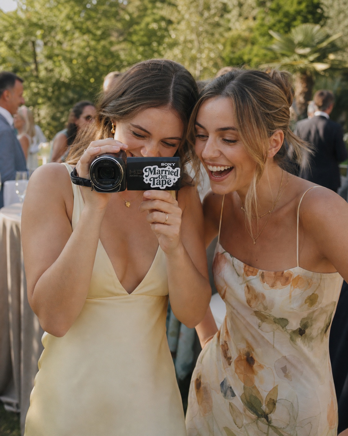Zwei Hochzeitsgäste filmen gemeinsam mit dem Married on Tape Camcorder