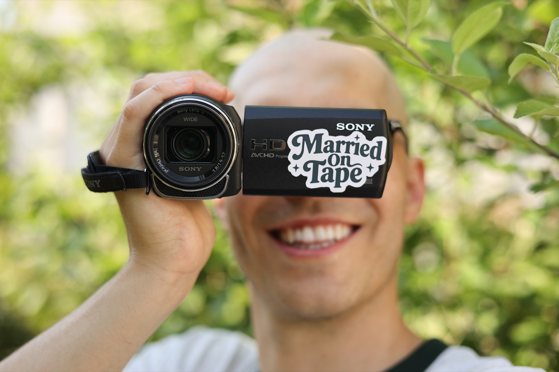 Hochzeitsgast dreht ein Video mit einem Camcorder